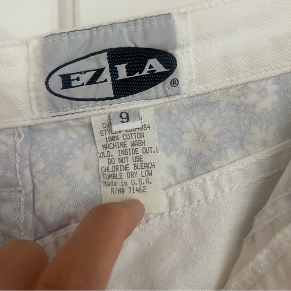 Vintage High waisted Shorts With Cute Floral Details - VINTAGE EZLA - Picture 4 of 8